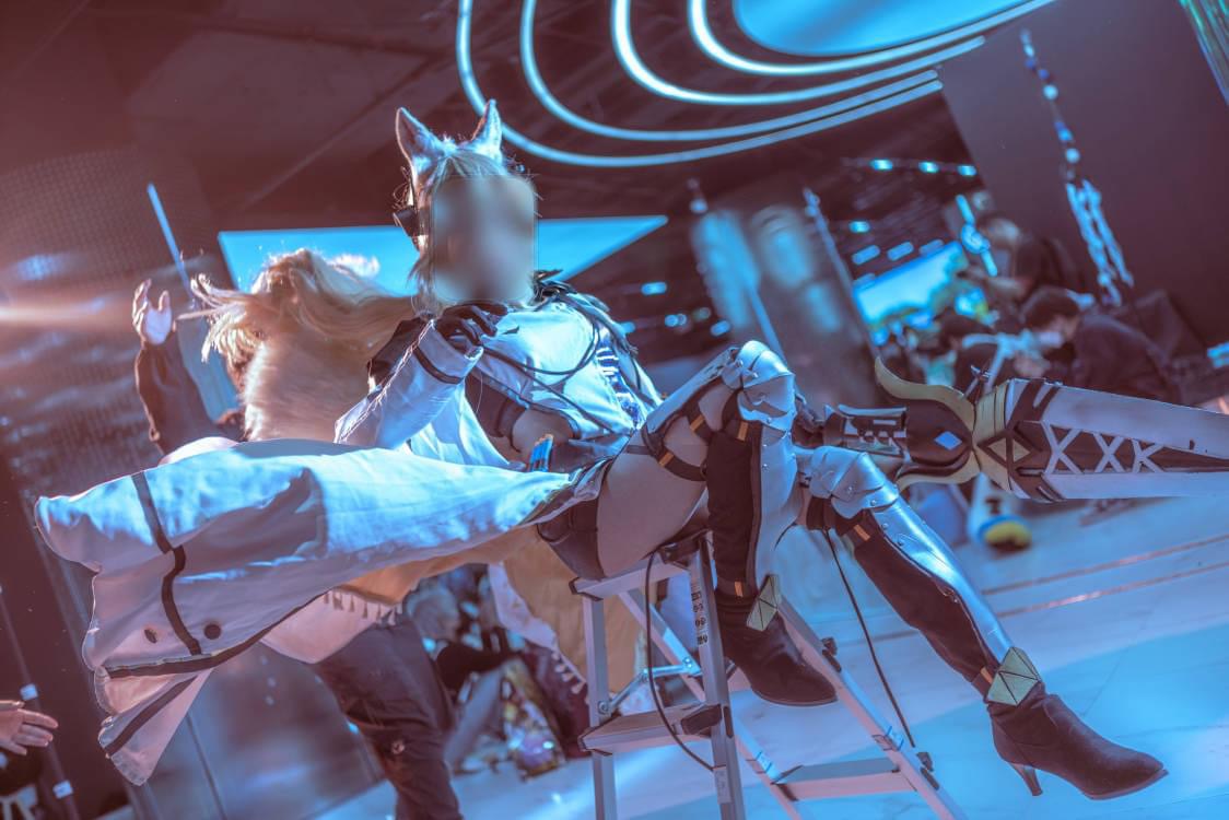 Gợi ý pose- tạo dáng chụp ảnh cosplay tại fes với thang